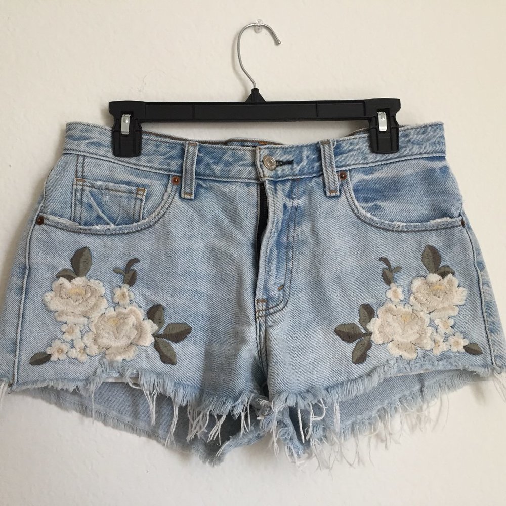Abercrombie & Fitch Harper Women's Low Rise 28 Floral Embroidered Shorts